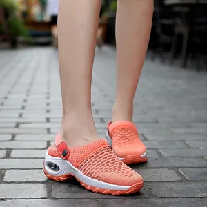 Vue détaillée des chaussures de course orange respirantes pour femmes avec semelle à air