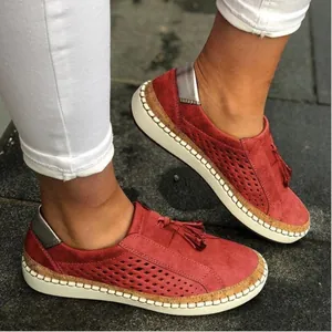 Detailansicht der roten Wildleder-Loafer mit Quasten und dicker weißer Sohle für Damen