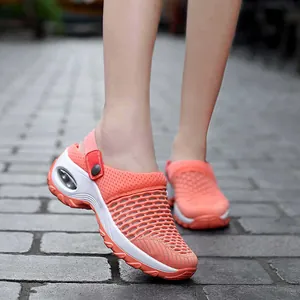 Vue détaillée de baskets en maille orange respirante avec semelle blanche à coussin d'air