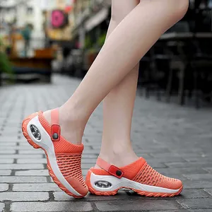 Vue latérale de sandales de sport décontractées en mesh orange respirant pour femmes