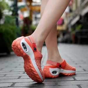 Détail des baskets décontractées orange en maille pour femme avec semelle à coussin
