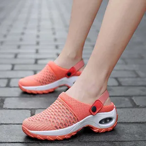 Gros plan de baskets en maille corail respirantes pour femmes avec semelle à coussin d'air