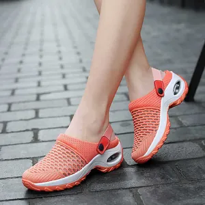 Vue détaillée de baskets de sport en maille orange respirante pour femmes sur pavé