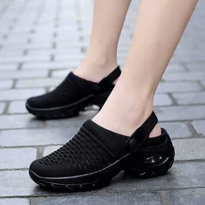 Vue détaillée de chaussures de sport en mesh noir respirant pour femmes avec coussin