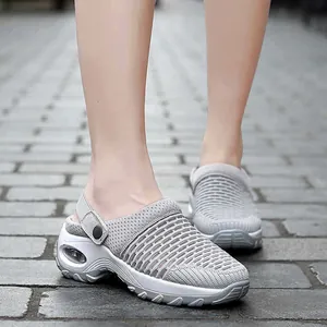 Gros plan de chaussures de sport en maille grise respirante pour femmes avec coussin