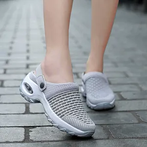 Gros plan des sabots de sport en maille grise respirante pour femmes avec semelle à coussin.
