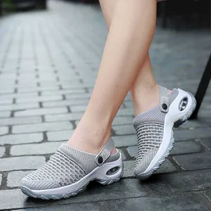 Vue latérale de chaussures de sport décontractées en maille grise avec semelle à air