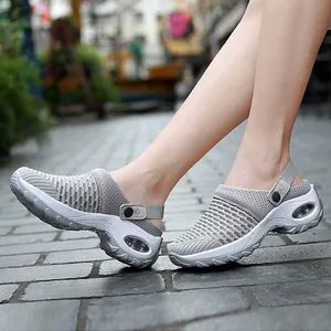 Détail de baskets en maille grise respirante avec coussin d'air et semelle souple