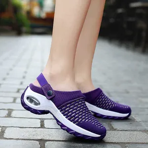 Détail de chaussures de sport violettes en mesh respirant pour femmes avec coussin d'air.