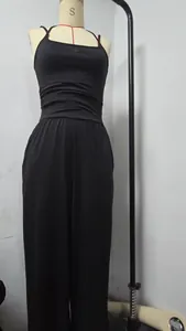 Vista completa de un mono negro informal de pierna ancha en un maniquí.