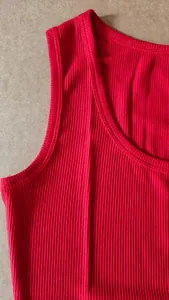 Nahaufnahme eines roten gerippten Tanktops mit Fokus auf die feine Stofftextur