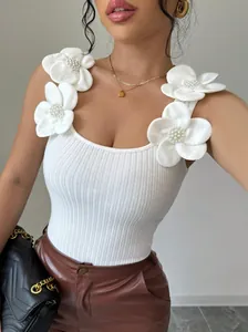 Elegante canotta bianca a costine con eleganti fiori in tessuto 3D e accenti di perle
