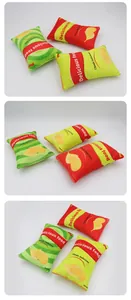 Detailweergave van pluche chipszak piepspeeltjes voor honden in rood, groen en geel.