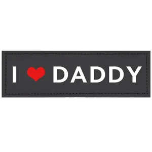 Nahaufnahme eines schwarzen Haustier-Patches mit 'I Love Daddy' und rotem Herz.