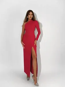 Elegante vestido largo rojo de un solo hombro con una abertura alta y manga larga.