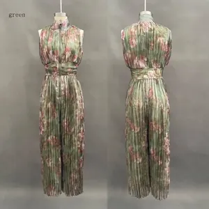 Detailansicht der Vorder- und Rückseite eines grünen, geblümten Plissee-Jumpsuits