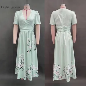 Vue avant et arrière d'une robe longue fleurie vert clair à col en V sur un mannequin