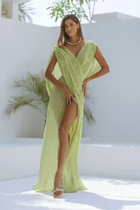 Detailansicht des limettengrünen, transparenten Strandkleides mit hohem seitlichen Beinschlitz