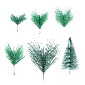 Pics de pin vert artificiel et mini sapin de Noël pour décoration de table festive.