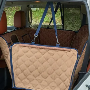 Vue détaillée de la housse de siège auto pour chien marron matelassée et imperméable.
