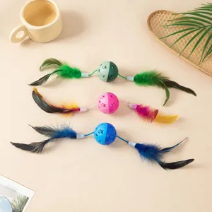 Giocattolo interattivo per gatti con campanellini e piume colorate per il gioco.