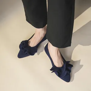 Stilvolle marineblaue Strick-Ballerinas mit eleganten Rüschendetails und atmungsaktivem Stoff