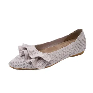 Elegante hellrosa gewebte flache Schuhe mit Rüschendetail und spitzer Zehenpartie