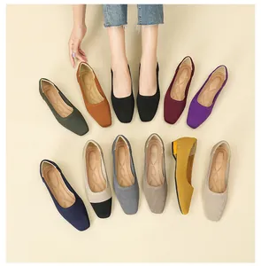 Dettaglio di ballerine in maglia traspirante in vari colori con punta quadrata.
