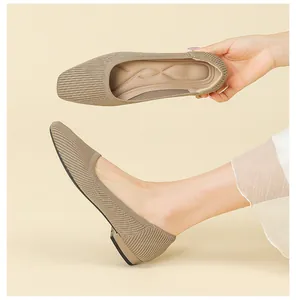 Vista dettagliata di ballerine in maglia beige con punta quadrata traspirante e soletta imbottita.