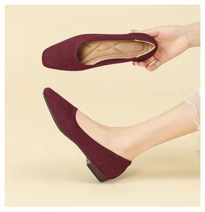 Vista dettagliata di ballerine in maglia bordeaux con punta quadrata e mesh