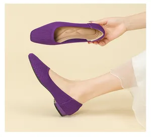 Vista dettagliata di scarpe basse in maglia viola con punta quadrata e soletta morbida