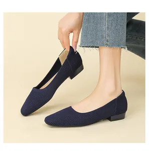 Dettaglio di ballerine in maglia blu scuro traspiranti con tacco basso e punta quadra