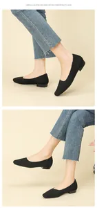 Vista laterale dettagliata di eleganti ballerine in maglia nera con tacco basso