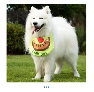 Großer weißer Samojede trägt wasserdichtes Hunde-Lätzchen mit Cartoon-Wurst-Design