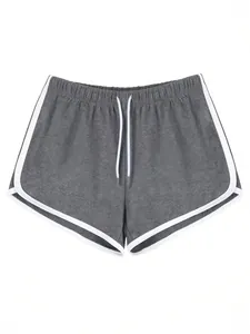 Vista dettagliata dei pantaloncini sportivi grigi da donna con bordo bianco e coulisse.