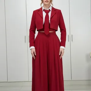 Mirror selfie από κομψό κόκκινο γυναικείο κοστούμι 3 τεμαχίων με κοντό μπλέιζερ και φαρδύ παντελόνι