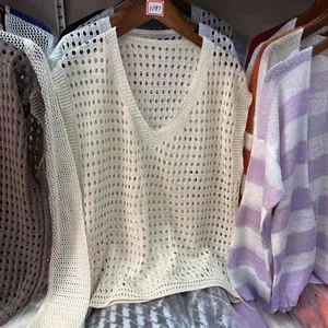 Vista detallada de este chaleco de punto crema con cuello en V y diseño calado