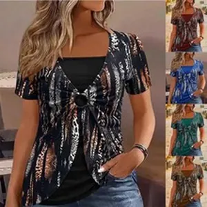 Dames top met korte mouwen in laagjeslook, metallic print en sierring
