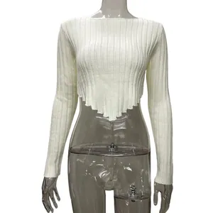 Detail eines cremefarbenen, gerippten Langarm-Crop-Tops mit asymmetrischem Saum.