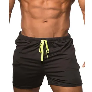 Detalle de pantalones cortos deportivos negros para hombre con cordón amarillo neón