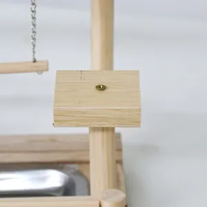 Gros plan détaillé du support en bois pour perroquet avec assemblage sécurisé