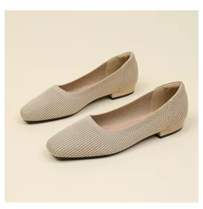 Primo piano di eleganti ballerine in maglia beige con punta quadrata e tacco basso