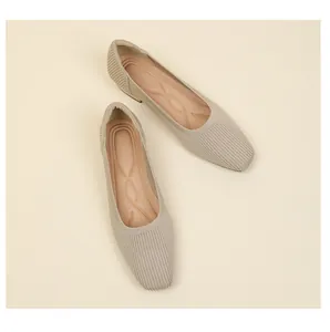 Dettaglio di scarpe basse in maglia beige traspirante con suola interna ondulata