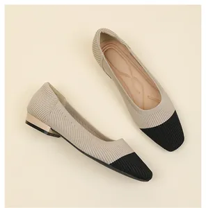 Vista dettagliata delle ballerine da donna bicolore beige e nero in maglia a punta quadra