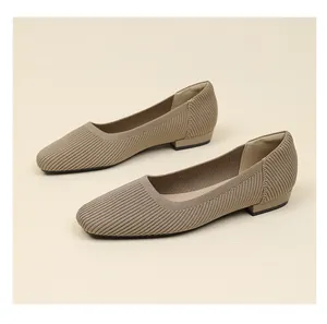 Eleganti scarpe in maglia traspirante a punta quadrata con tacco basso color beige