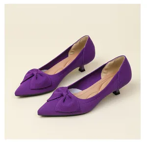 Vue détaillée d'escarpins en tricot violet avec nœud élégant et bout pointu