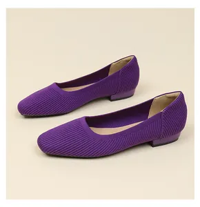 Eleganti ballerine viola a punta quadrata con texture in maglia traspirante e tacco basso.