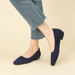 Eleganti ballerine in maglia traspirante blu navy con punta quadrata e tacco basso a blocco.