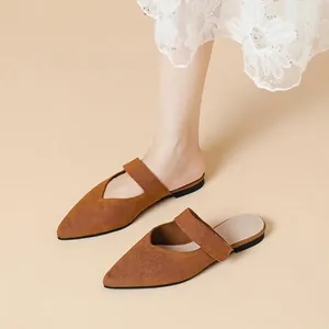 Mules plates Mary Jane en maille marron à bout pointu avec bride velcro et ourlet dentelle.