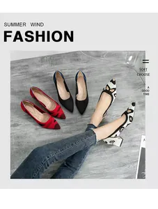 Eleganti décolleté da donna a punta con tacco largo in vari motivi e colori vivaci